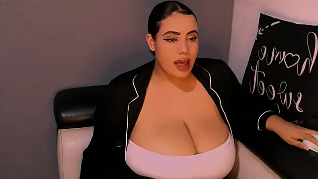 Snapshot of Emmacamille chatting on November 27, 2025, 11:27 pm Emmacamille online show from November 27, 2025, 11:27 pm