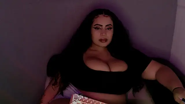 Snapshot of Emmacamille chatting on October 22, 2025, 12:10 am Emmacamille online show from October 22, 2025, 12:10 am