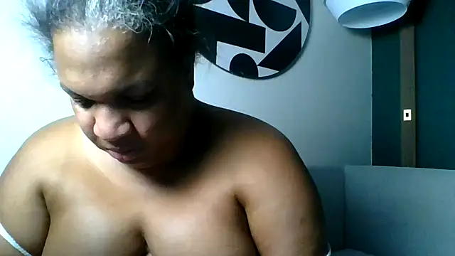 Badgirlbrittt online show from November 3, 2025, 3:37 pm