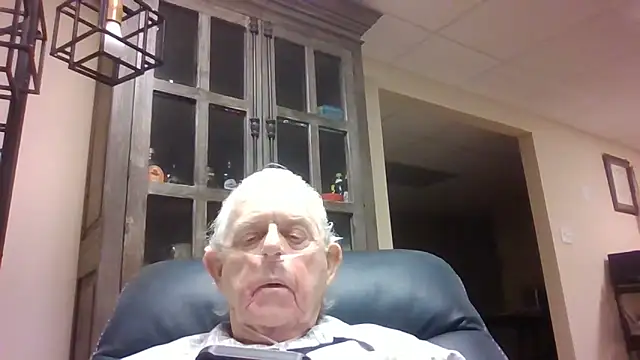 Snapshot of bootlegmanz chatting on April 27, 2026, 2:37 pm bootlegmanz online show from April 27, 2026, 2:37 pm