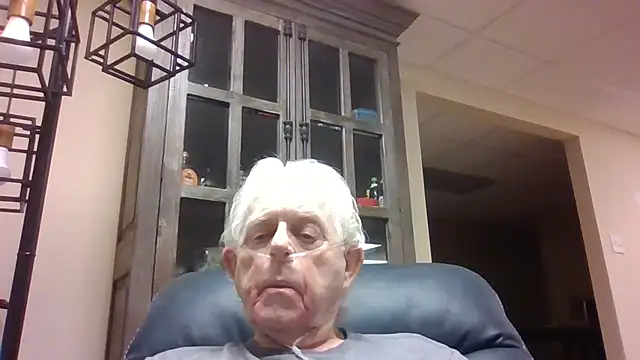 Snapshot of bootlegmanz chatting on April 17, 2026, 4:21 pm bootlegmanz online show from April 17, 2026, 4:21 pm