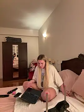 Snapshot of summermc_xx chatting on February 16, 2026, 9:13 pm summermc xx online show from February 16, 2026, 9:13 pm