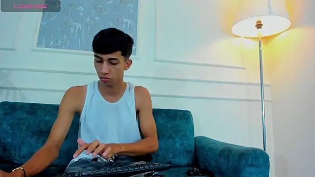 Snapshot of Lucian_Davi chatting on February 24, 2025, 12:05 pm Lucian Davi online show from February 24, 2025, 12:05 pm