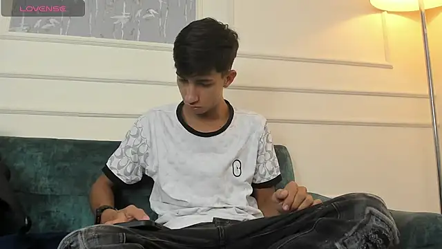 Snapshot of Lucian_Davi chatting on March 18, 2025, 12:28 pm Lucian Davi online show from March 18, 2025, 12:28 pm