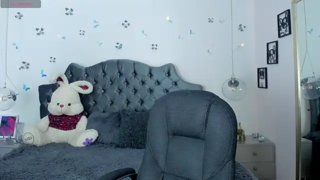  Antonnela  online show from March 13, 2025, 1:50 pm