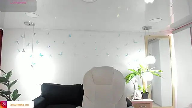 Snapshot of _Antonnela_ chatting on February 25, 2026, 1:44 pm Antonnela online show from February 25, 2026, 1:44 pm