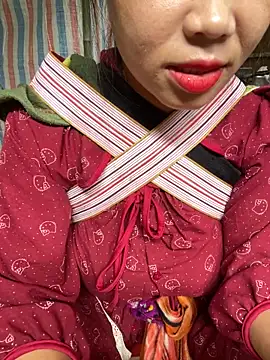 Snapshot of Laura8910 chatting on November 10, 2025, 3:11 am Laura8910 online show from November 10, 2025, 3:11 am