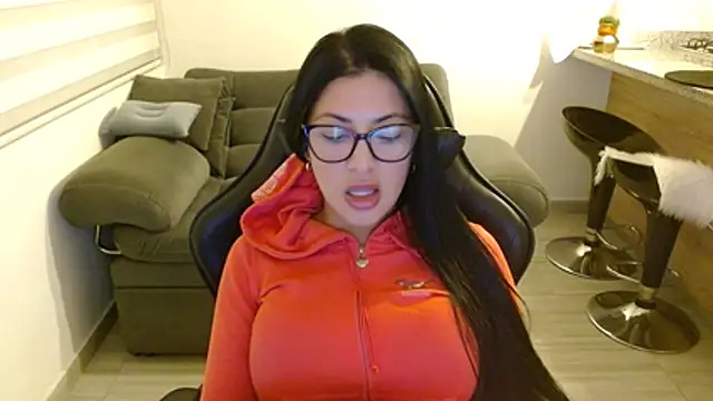 Snapshot of Charlotte_cute18 chatting on July 1, 2026, 1:06 am Charlotte cute18 online show from July 1, 2026, 1:06 am