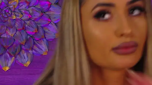 LoraDevine online show from February 19, 2026, 8:28 pm