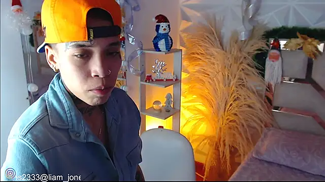 Jonesliam23 online show from December 4, 2025, 7:24 pm