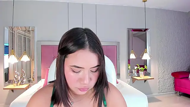 HannaKarson online show from October 7, 2025, 11:33 am