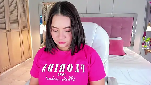 HannaKarson online show from October 8, 2025, 11:45 am