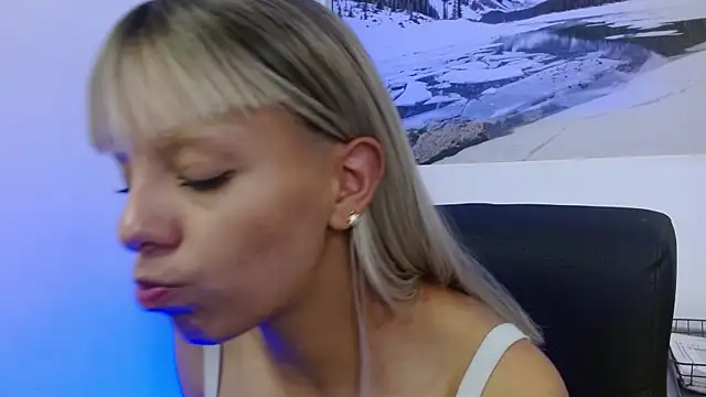 Snapshot of peyton_golden1 chatting on December 15, 2025, 3:23 am peyton golden1 online show from December 15, 2025, 3:23 am