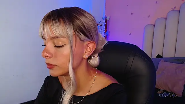 Snapshot of peyton_golden1 chatting on October 2, 2025, 3:43 am peyton golden1 online show from October 2, 2025, 3:43 am