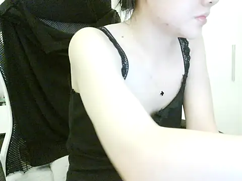 Snapshot of Yin-girl chatting on November 5, 2025, 8:23 pm Yin-girl online show from November 5, 2025, 8:23 pm