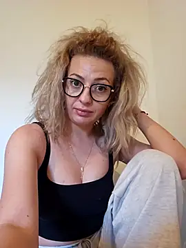 Selenna emma online show from September 15, 2025, 2:28 pm