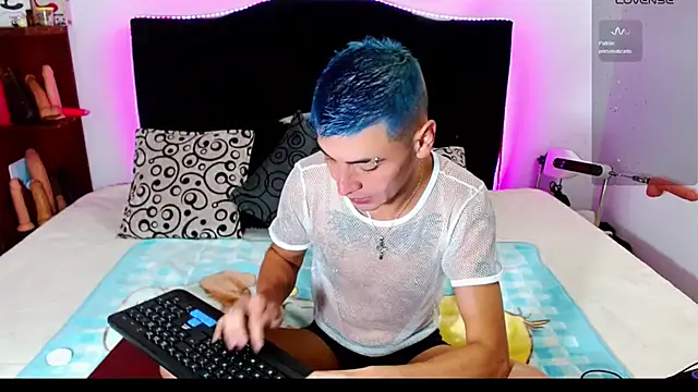  snopyy  online show from October 15, 2025, 4:11 am