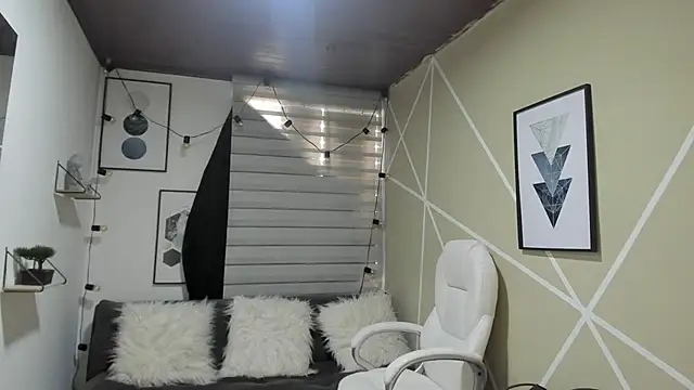 Enma  clark online show from September 24, 2025, 1:06 pm