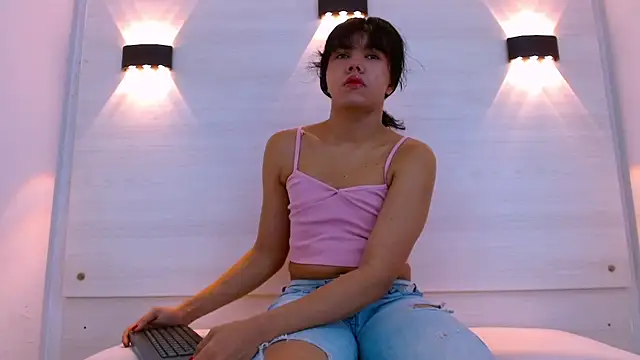 Snapshot of AndreaGil_ chatting on December 15, 2025, 1:17 pm AndreaGil online show from December 15, 2025, 1:17 pm