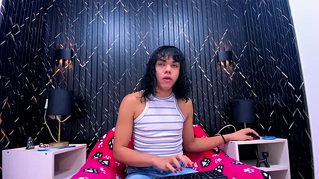 Snapshot of AndreaGil_ chatting on October 10, 2025, 1:23 pm AndreaGil online show from October 10, 2025, 1:23 pm
