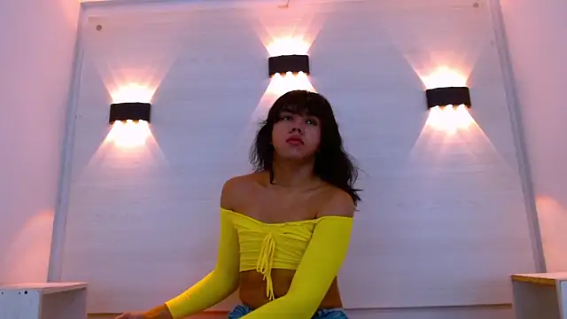 Snapshot of AndreaGil_ chatting on December 14, 2025, 6:24 pm AndreaGil online show from December 14, 2025, 6:24 pm