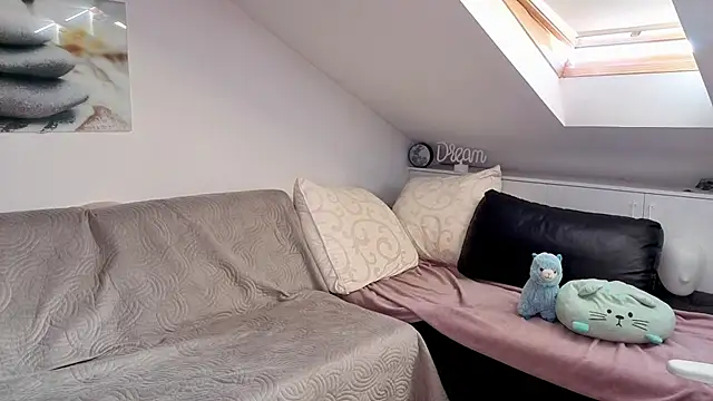 Snapshot of MiaRouge chatting on November 4, 2025, 8:40 am MiaRouge online show from November 4, 2025, 8:40 am