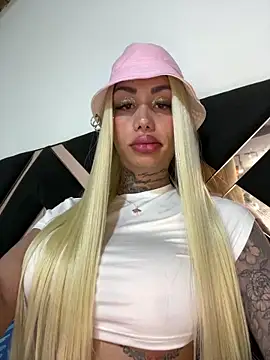 Snapshot of Zaratattoox chatting on June 6, 2026, 11:37 am Zaratattoox online show from June 6, 2026, 11:37 am