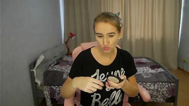 Snapshot of Sophiloren chatting on November 3, 2025, 11:58 am Sophiloren online show from November 3, 2025, 11:58 am