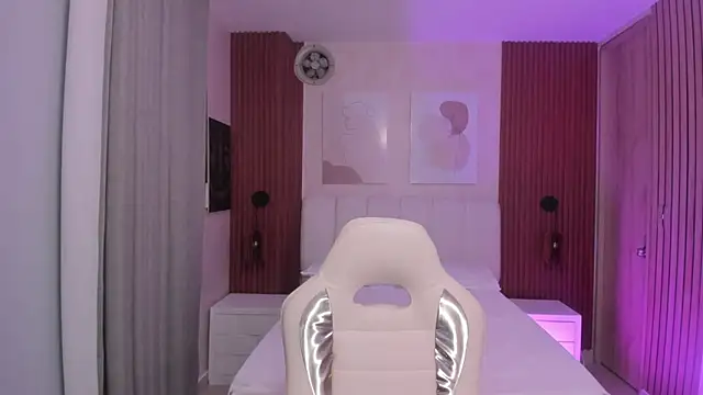 Snapshot of Leah_Sweetie chatting on September 25, 2025, 10:10 am Leah Sweetie online show from September 25, 2025, 10:10 am