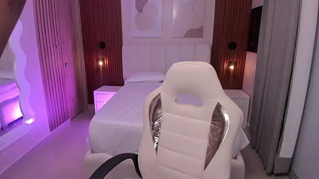 Snapshot of Leah_Sweetie chatting on October 31, 2025, 10:23 am Leah Sweetie online show from October 31, 2025, 10:23 am