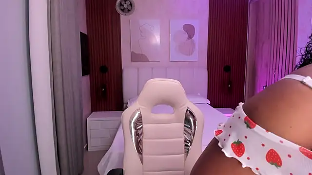 Snapshot of Leah_Sweetie chatting on September 23, 2025, 10:00 am Leah Sweetie online show from September 23, 2025, 10:00 am