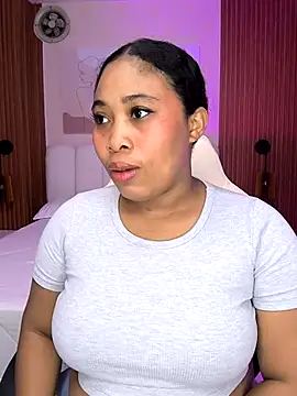 Snapshot of Leah_Sweetie chatting on October 22, 2025, 10:15 am Leah Sweetie online show from October 22, 2025, 10:15 am