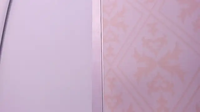 Snapshot of Leah_Sweetie chatting on October 4, 2025, 10:17 am Leah Sweetie online show from October 4, 2025, 10:17 am