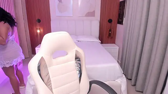 Snapshot of Leah_Sweetie chatting on November 5, 2025, 10:18 am Leah Sweetie online show from November 5, 2025, 10:18 am