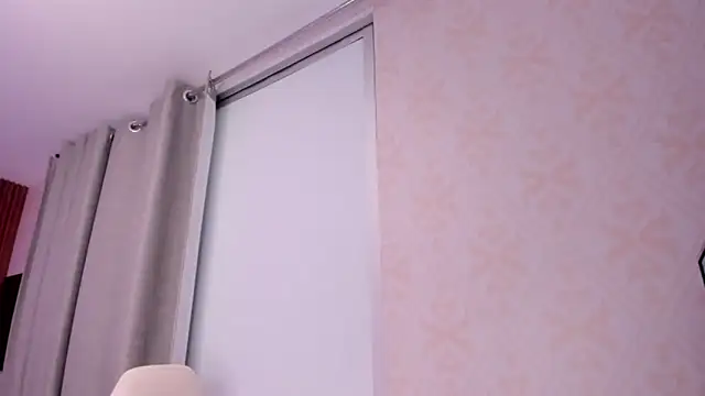 Snapshot of Leah_Sweetie chatting on October 28, 2025, 10:14 am Leah Sweetie online show from October 28, 2025, 10:14 am