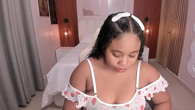 Snapshot of Leah_Sweetie chatting on November 12, 2025, 10:19 am Leah Sweetie online show from November 12, 2025, 10:19 am