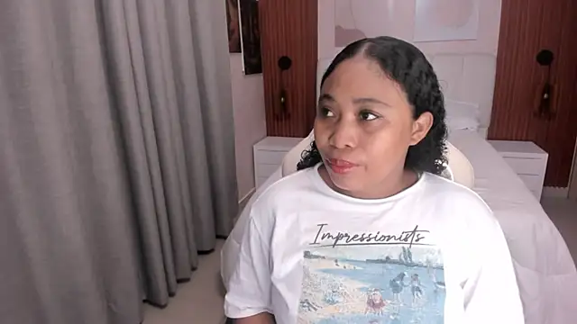 Snapshot of Leah_Sweetie chatting on November 10, 2025, 10:09 am Leah Sweetie online show from November 10, 2025, 10:09 am