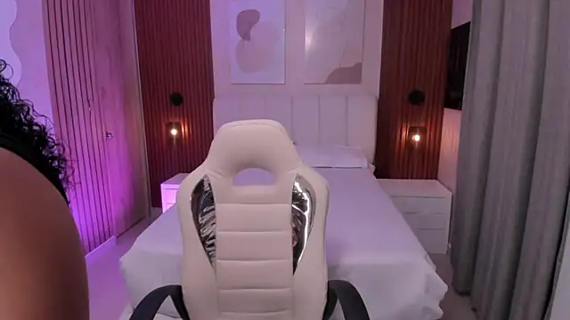 Snapshot of Leah_Sweetie chatting on October 7, 2025, 10:16 am Leah Sweetie online show from October 7, 2025, 10:16 am