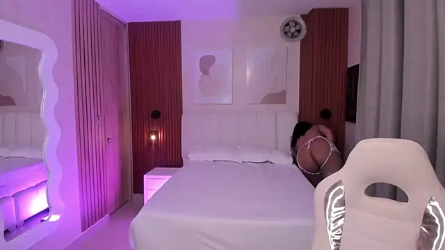 Snapshot of Leah_Sweetie chatting on October 8, 2025, 10:17 am Leah Sweetie online show from October 8, 2025, 10:17 am