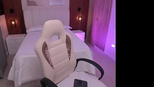 Snapshot of Leah_Sweetie chatting on September 24, 2025, 10:00 am Leah Sweetie online show from September 24, 2025, 10:00 am