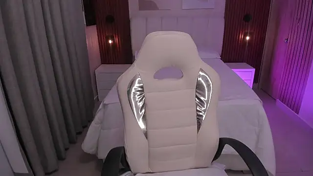 Snapshot of Leah_Sweetie chatting on September 19, 2025, 9:57 am Leah Sweetie online show from September 19, 2025, 9:57 am