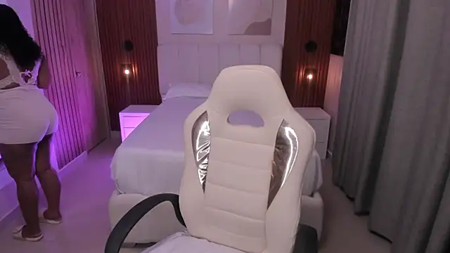 Snapshot of Leah_Sweetie chatting on November 4, 2025, 10:19 am Leah Sweetie online show from November 4, 2025, 10:19 am