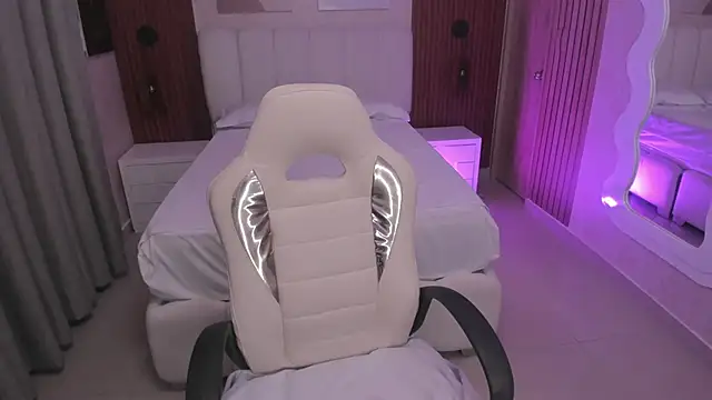 Snapshot of Leah_Sweetie chatting on September 27, 2025, 9:48 am Leah Sweetie online show from September 27, 2025, 9:48 am