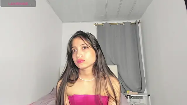 Snapshot of Loren_parissi chatting on December 6, 2024, 2:40 am Loren parissi online show from December 6, 2024, 2:40 am