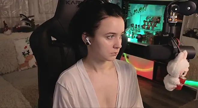 KiraLiLime online show from January 8, 2026, 7:42 pm