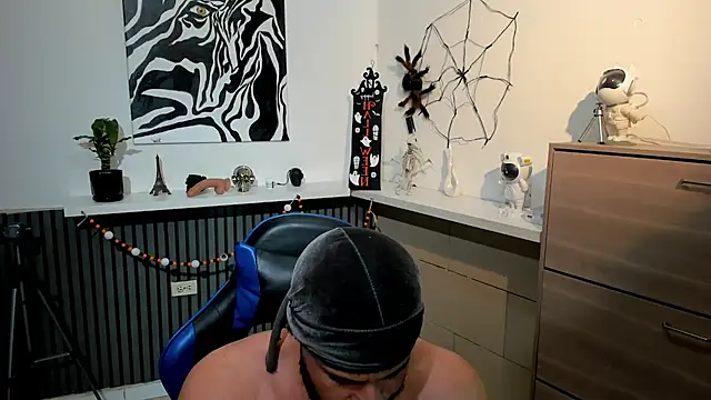 Snapshot of Daemon21 chatting on November 10, 2025, 1:32 am Daemon21 online show from November 10, 2025, 1:32 am