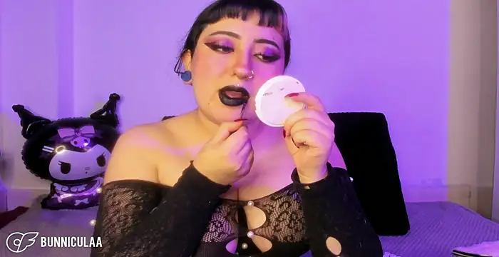 larissa01  online show from April 16, 2026, 10:12 pm