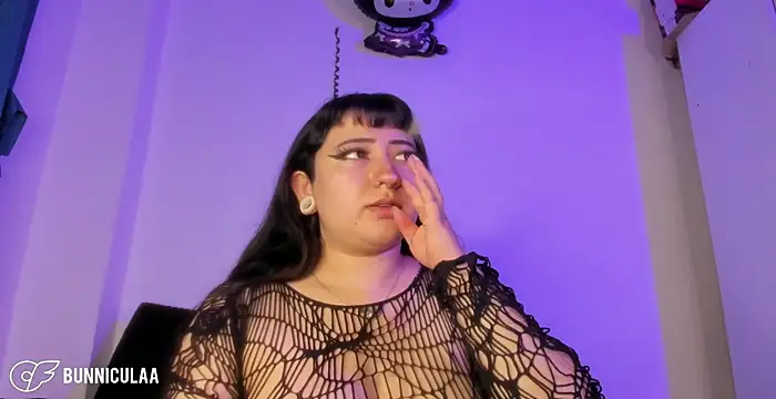 larissa01  online show from March 14, 2026, 8:04 pm