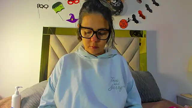 ariana-martins online show from November 1, 2025, 3:35 am