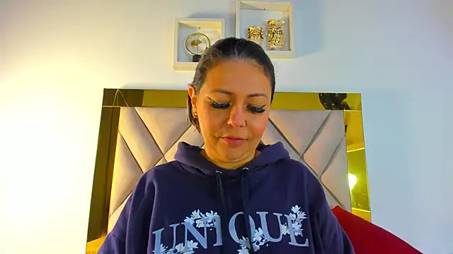 ariana-martins online show from November 13, 2025, 3:10 am